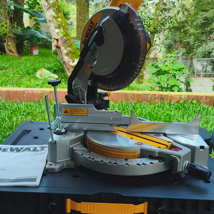DEWALT Sierra ingletadora de 10 pulgadas, 15 Amp. 5000RPM, 1600W, SIN CAJA DWS713