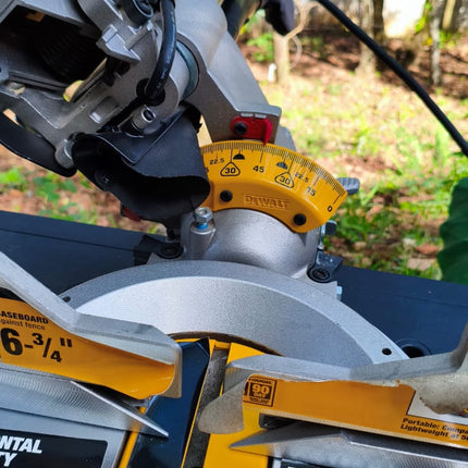 DEWALT Sierra ingletadora de 12", con doble bisel 14",  Tecnologia XPS. DWS780 (DE RETORNO SIN CAJA)