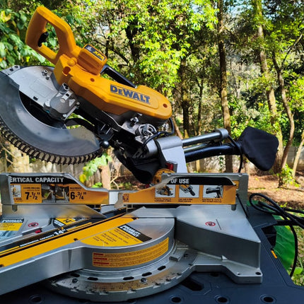 DEWALT Sierra ingletadora de 12", con doble bisel 14",  Tecnologia XPS. DWS780 (DE RETORNO SIN CAJA)