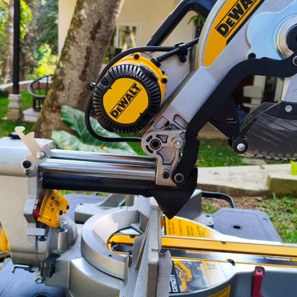 DEWALT Sierra ingletadora de 12", con doble bisel 14",  Tecnologia XPS. DWS780 (DE RETORNO SIN CAJA)