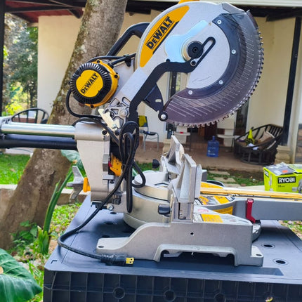 DEWALT Sierra ingletadora de 12", con doble bisel 14",  Tecnologia XPS. DWS780 (DE RETORNO SIN CAJA)