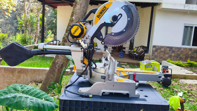 DEWALT Sierra ingletadora de 12", con doble bisel 14",  Tecnologia XPS. DWS780 (DE RETORNO SIN CAJA)