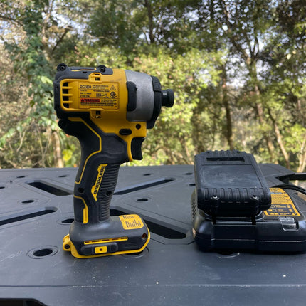 DEWALT Atornillador de impacto inalámbrico, Atomic 20V, 1/4", Brushless, bateria, cargador (Usado funcionando)