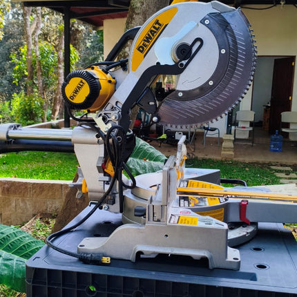 DEWALT Sierra ingletadora de 12", con doble bisel 14",  Tecnologia XPS. DWS780 (DE RETORNO SIN CAJA)