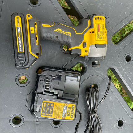 DEWALT Atornillador de impacto inalámbrico, Atomic 20V, 1/4", Brushless, bateria, cargador (Usado funcionando)