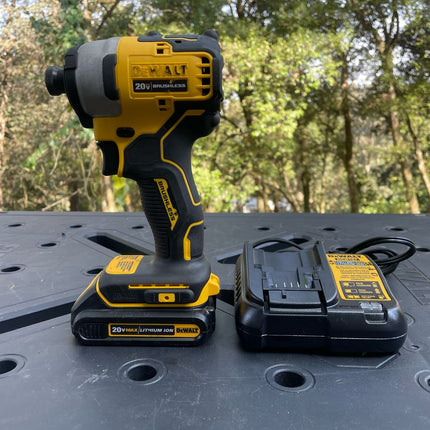 DEWALT Atornillador de impacto inalámbrico, Atomic 20V, 1/4", Brushless, bateria, cargador (Usado funcionando)