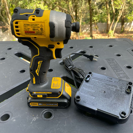 DEWALT Atornillador de impacto inalámbrico, Atomic 20V, 1/4", Brushless, bateria, cargador (Usado funcionando)