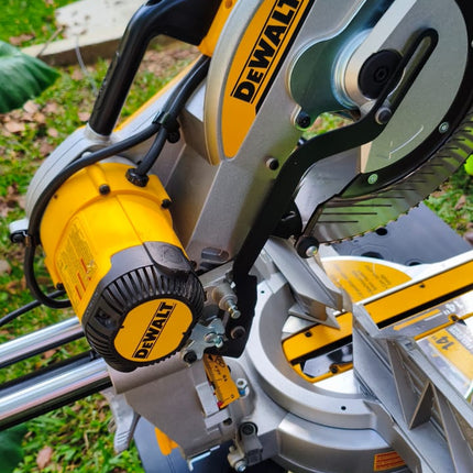 DEWALT Sierra ingletadora de 12", con doble bisel 14",  Tecnologia XPS. DWS780 (DE RETORNO SIN CAJA)