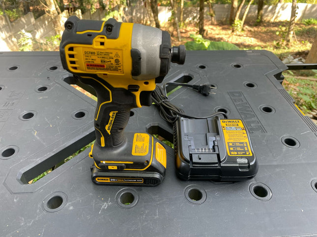 DEWALT Atornillador de impacto inalámbrico, Atomic 20V, 1/4", Brushless, bateria, cargador (Usado funcionando)