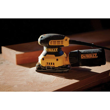 LIJADORA DE PALMA DEWALT 1/4 DE HOJA, ORBITAL DWE6411-B3
