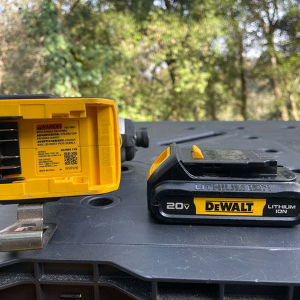 DEWALT Atornillador de impacto inalámbrico, Atomic 20V, 1/4", Brushless, bateria. (Usado funcionando)