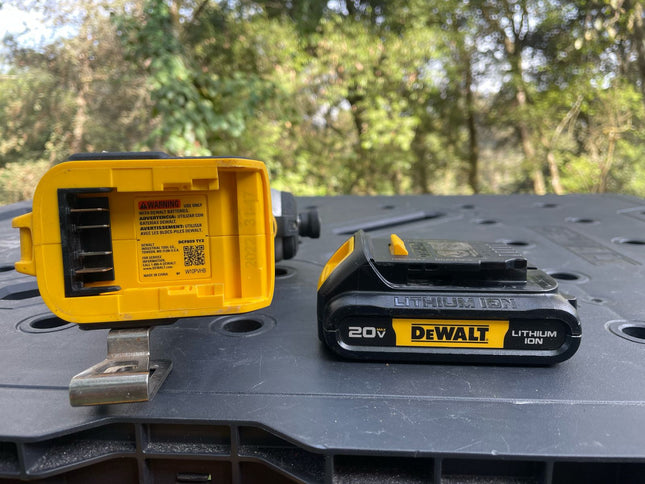 DEWALT Atornillador de impacto inalámbrico, Atomic 20V, 1/4", Brushless, bateria. (Usado funcionando)