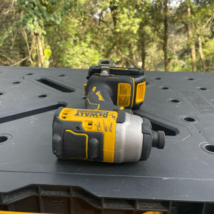 DEWALT Atornillador de impacto inalámbrico, Atomic 20V, 1/4", Brushless, bateria. (Usado funcionando)
