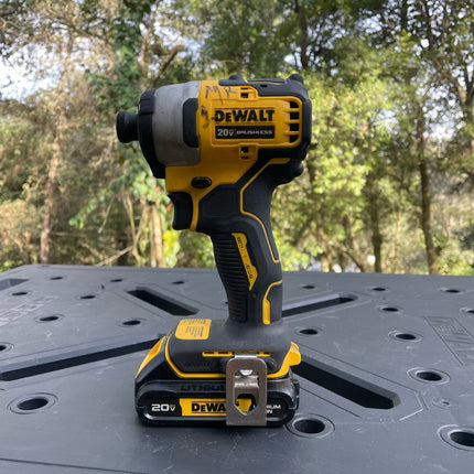 DEWALT Atornillador de impacto inalámbrico, Atomic 20V, 1/4", Brushless, bateria. (Usado funcionando)