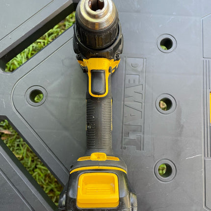 DEWALT Taladro inalámbrico ATOMIC  BRUSHLESS 20V MAX de 1/2", 2 velocidades + bateria (Usado funcionando)