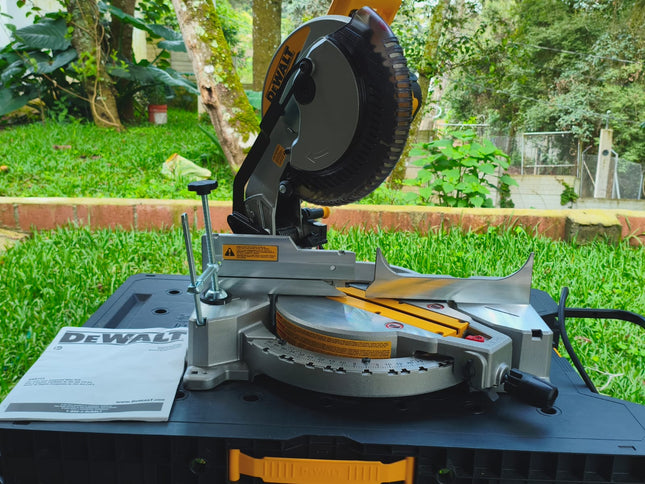 DEWALT Sierra ingletadora de 10 pulgadas, 15 Amp. 5000RPM, 1600W, SIN CAJA DWS713
