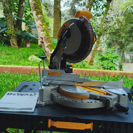DEWALT Sierra ingletadora de 10 pulgadas, 15 Amp. 5000RPM, 1600W, SIN CAJA DWS713