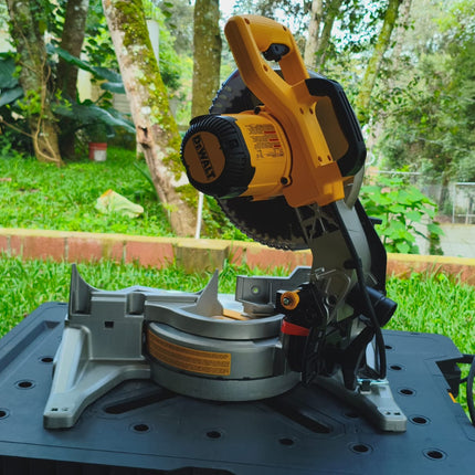 DEWALT Sierra ingletadora de 10 pulgadas, 15 Amp. 5000RPM, 1600W, SIN CAJA DWS713