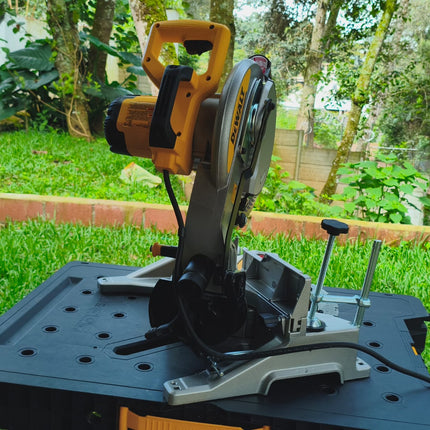 DEWALT Sierra ingletadora de 10 pulgadas, 15 Amp. 5000RPM, 1600W, SIN CAJA DWS713